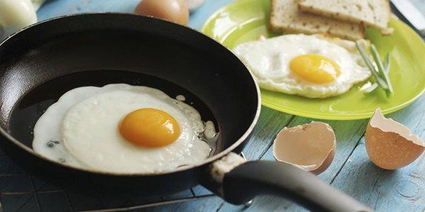 چرا خوردن صبحانه تکراری برایمان مفید است؟