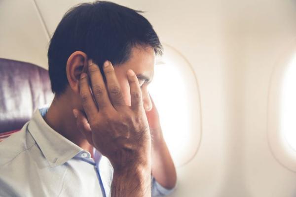 دلیل سنگینی سر و سردرد هواپیما چیست و چطور درمان می گردد؟