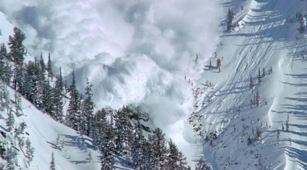 کولاک برف و خطر ریزش بهمن در ارتفاعات، شرایط برای کوهنوردی نامساعد است