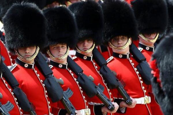 راز کلاه های بلند سربازان پادشاه انگلیس
