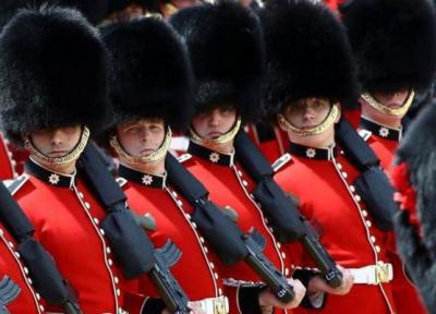 راز کلاه های بلند سربازان پادشاه انگلیس