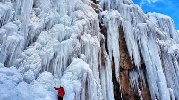 این آبشار یخی در چند کیلومتری تهران است