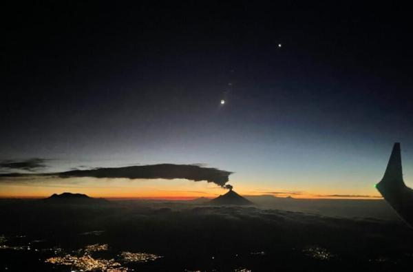 نمای استثنایی ماه، ناهید و آتشفشان در یک قاب، عکس